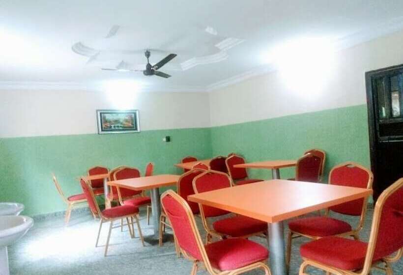 Sycamore Royals Hotel Jahi