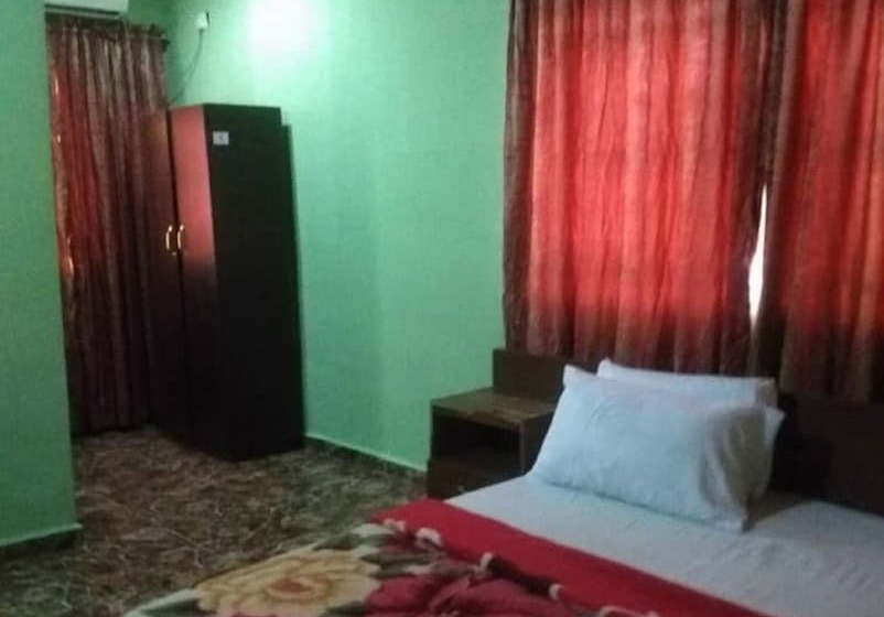 Sycamore Royals Hotel Jahi