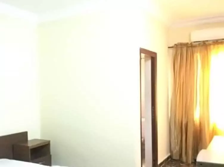 Sycamore Royals Hotel Jahi