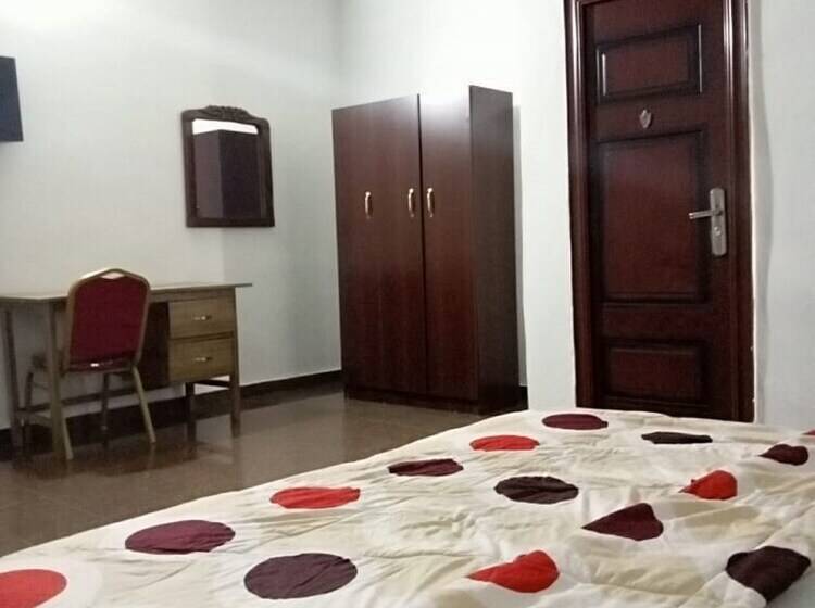 Sycamore Royals Hotel Jahi