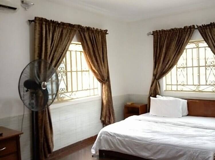 Sycamore Royals Hotel Jahi