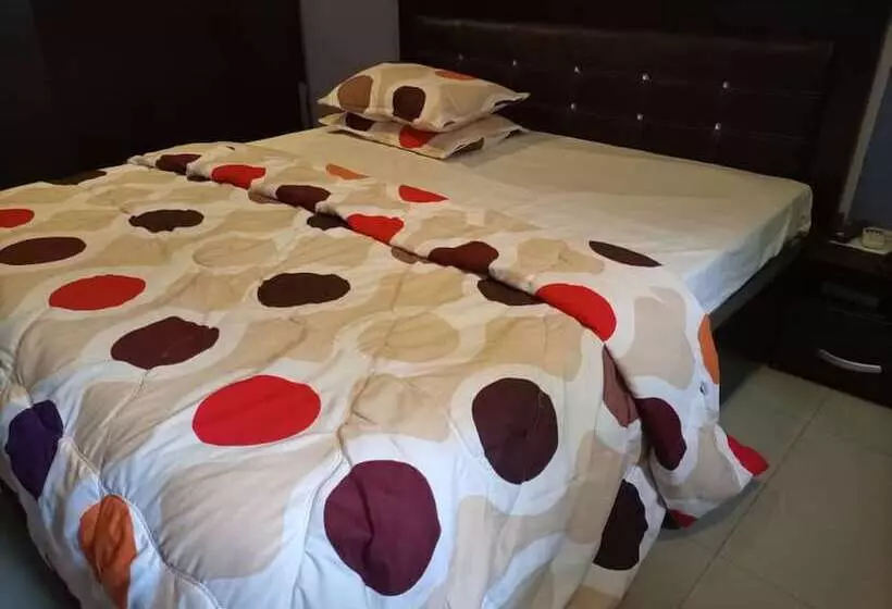 Sycamore Royals Hotel Jahi