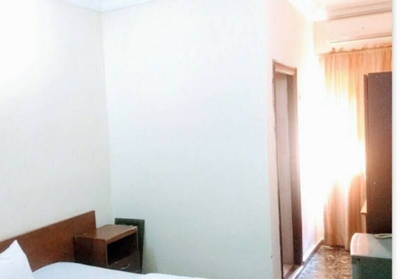 Sycamore Royals Hotel Jahi