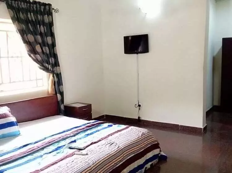 Sycamore Royals Hotel Jahi