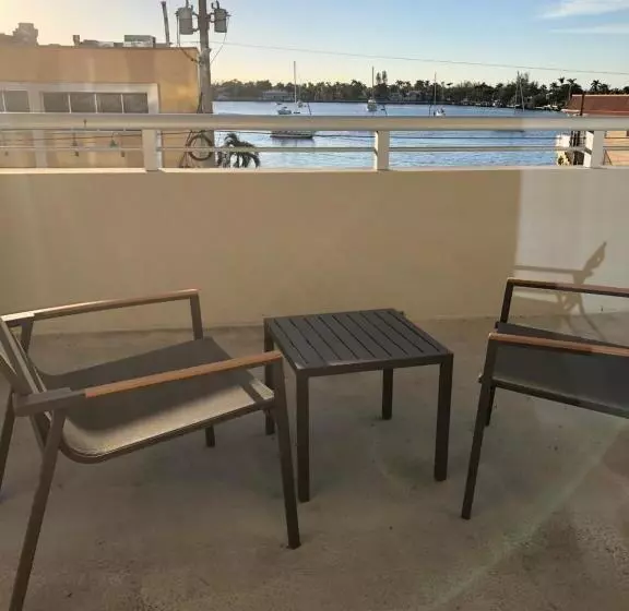 Costa Hollywood Beach Studios