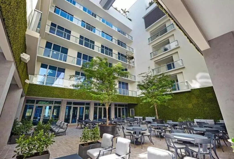 Costa Hollywood Beach Studios