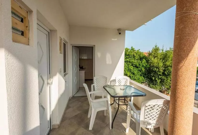 پانسیون Apartmani Medovic