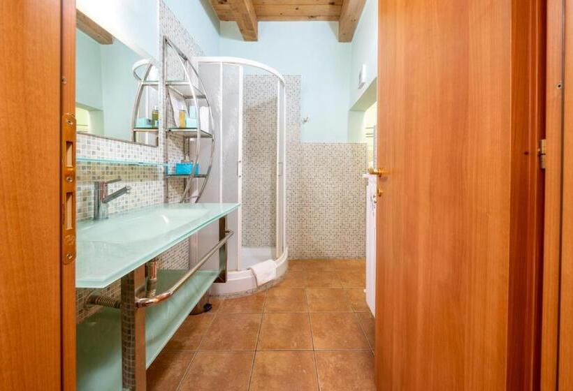 تختخواب و صبحانه La Suite Del Borgo