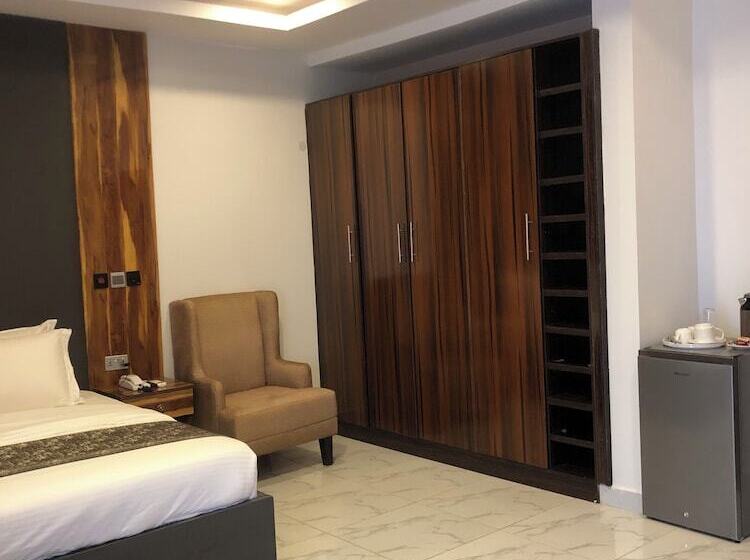 De James Hotels & Suites