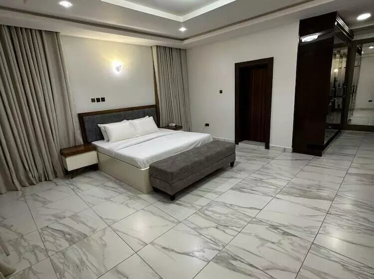 De James Hotels & Suites