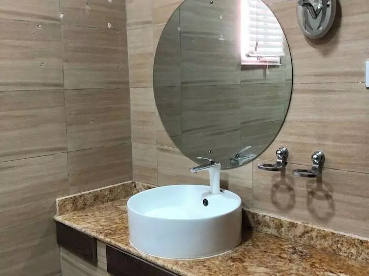 De James Hotels & Suites