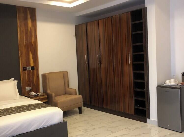 De James Hotels & Suites