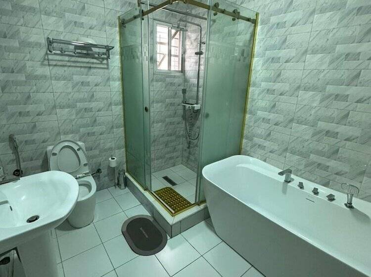 De James Hotels & Suites