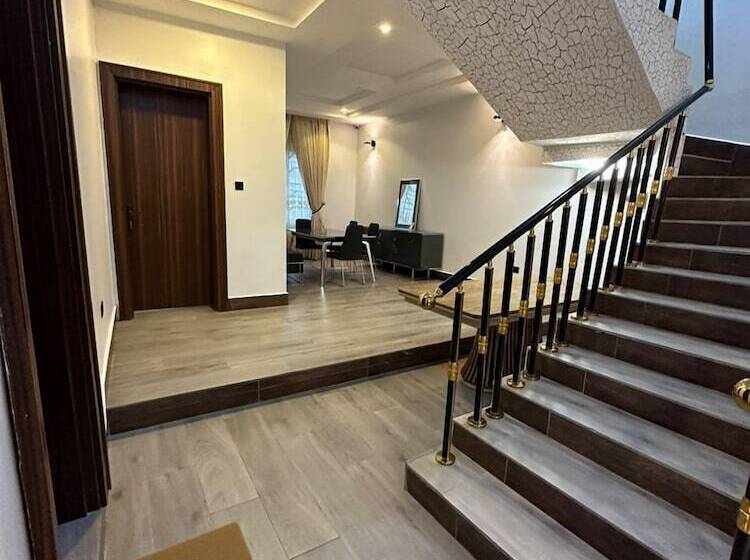 De James Hotels & Suites