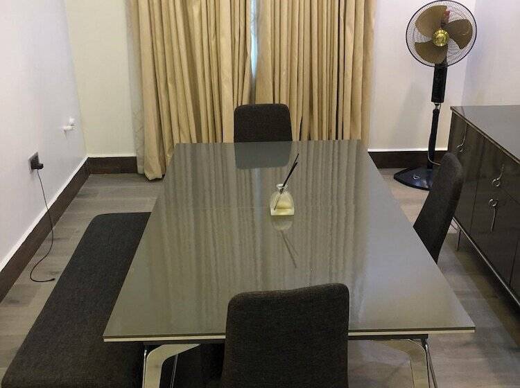 De James Hotels & Suites