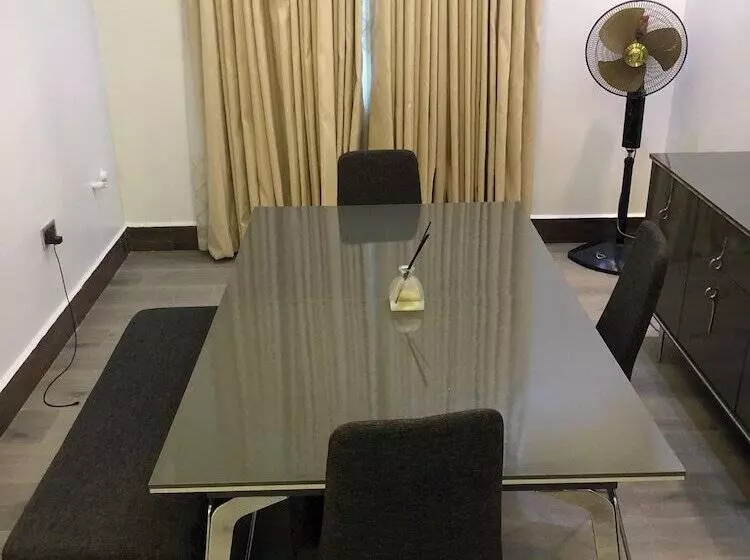 De James Hotels & Suites