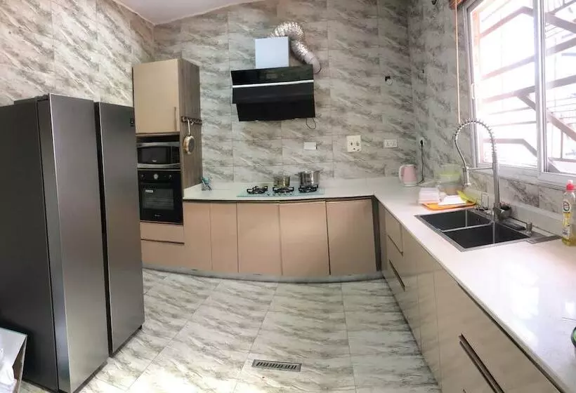 De James Hotels & Suites