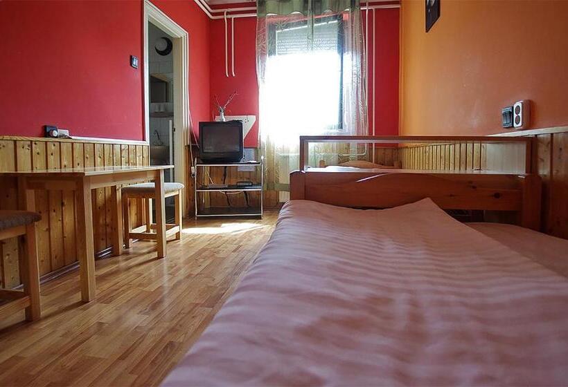 مبيت وإفطار Kispipa Panzió