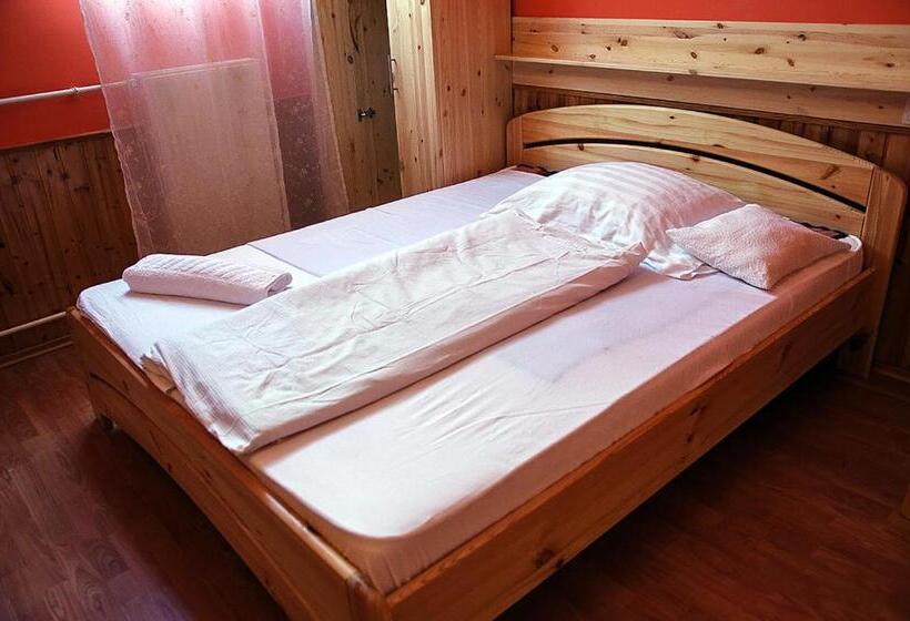 مبيت وإفطار Kispipa Panzió