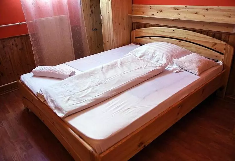 ベッドアンドブレックファースト Kispipa Panzió