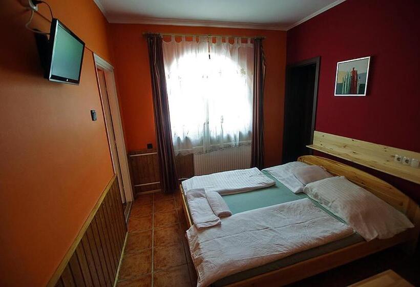 مبيت وإفطار Kispipa Panzió