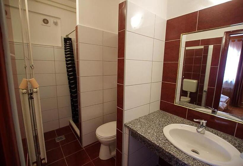 مبيت وإفطار Kispipa Panzió