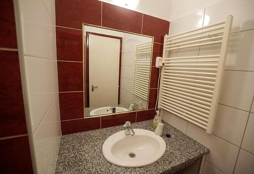 مبيت وإفطار Kispipa Panzió