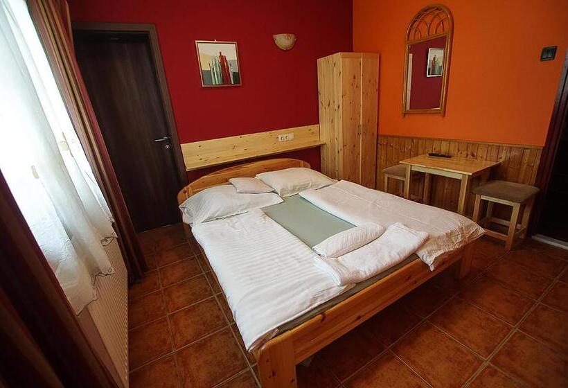 مبيت وإفطار Kispipa Panzió