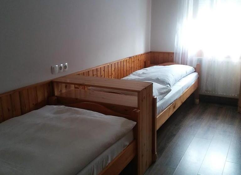 مبيت وإفطار Kispipa Panzió