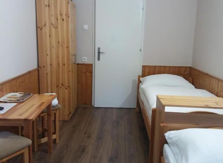 مبيت وإفطار Kispipa Panzió