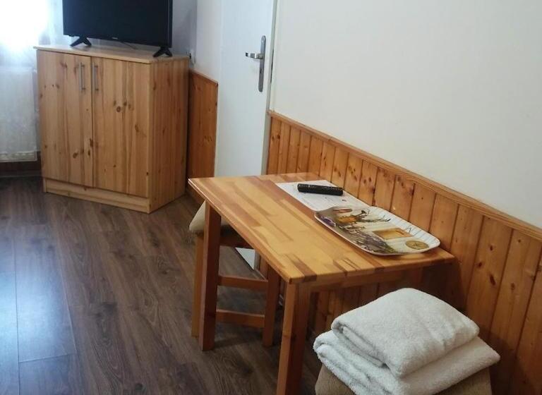 مبيت وإفطار Kispipa Panzió