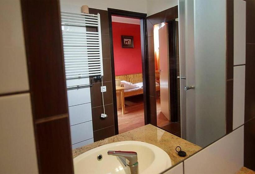 مبيت وإفطار Kispipa Panzió