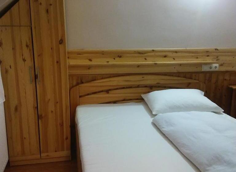 مبيت وإفطار Kispipa Panzió