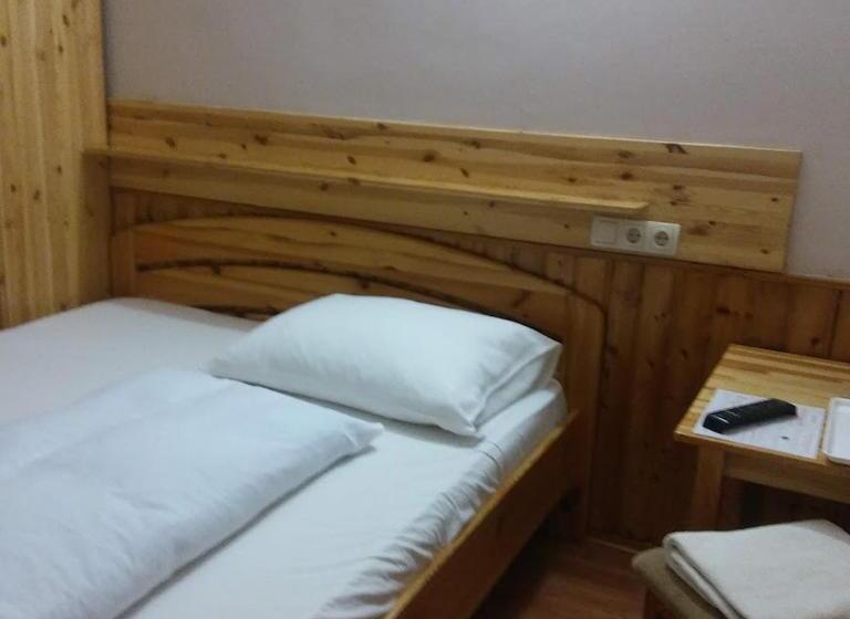 مبيت وإفطار Kispipa Panzió