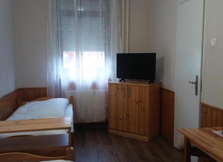 مبيت وإفطار Kispipa Panzió