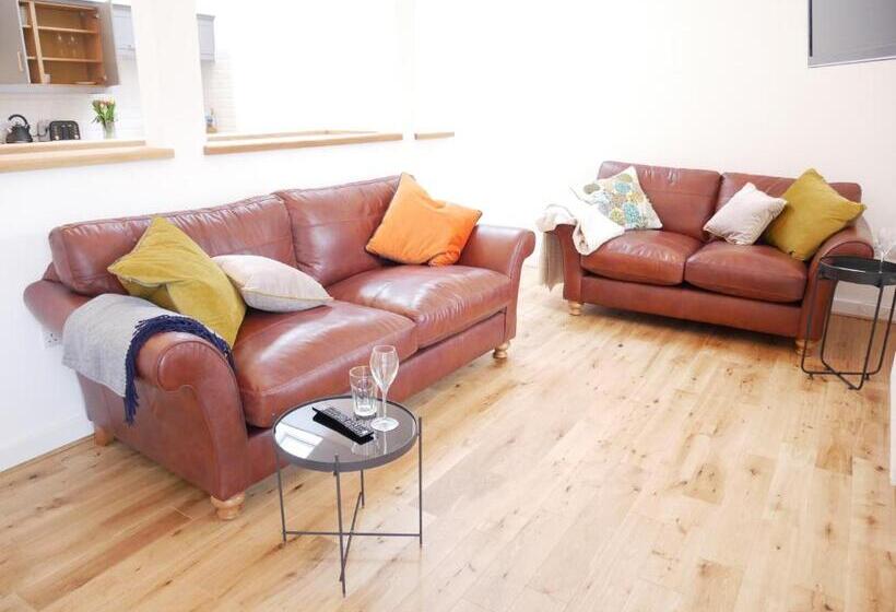 The Lakes Getaway And Hot Tub