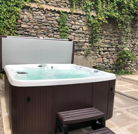 The Lakes Getaway And Hot Tub