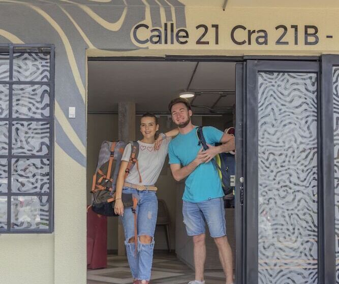 Ventiuna Hotel & Hostel