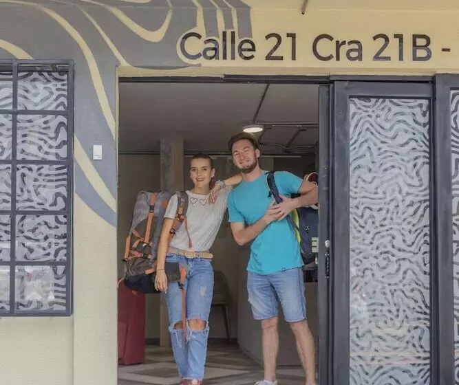 Ventiuna Hotel & Hostel