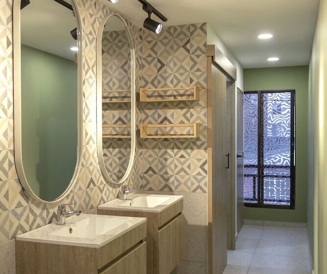 Ventiuna Hotel & Hostel