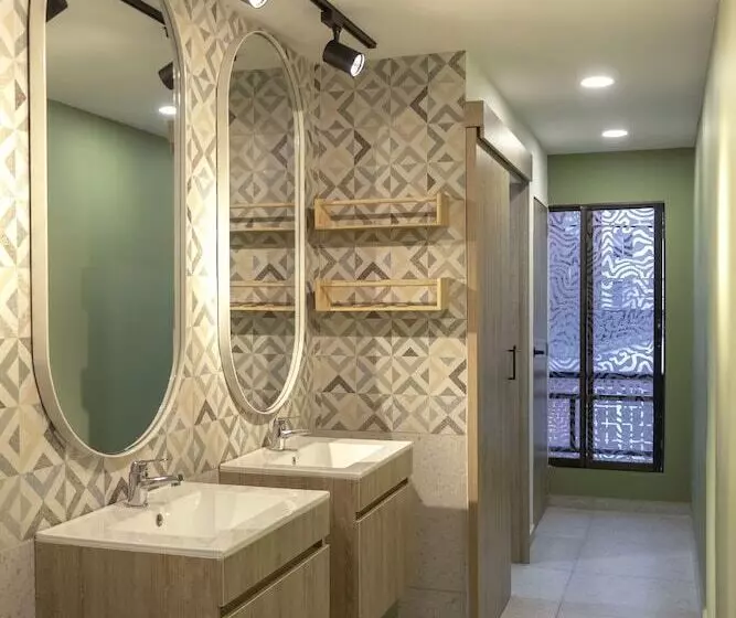 Ventiuna Hotel & Hostel