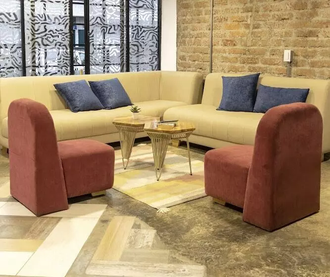 Ventiuna Hotel & Hostel