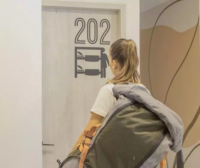 Ventiuna Hotel & Hostel