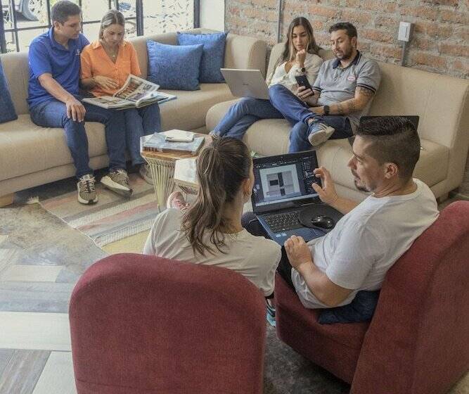 Ventiuna Hotel & Hostel