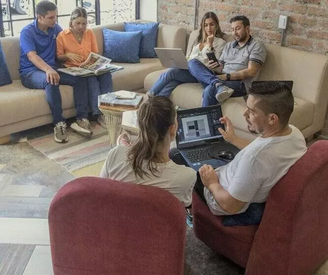 Ventiuna Hotel & Hostel