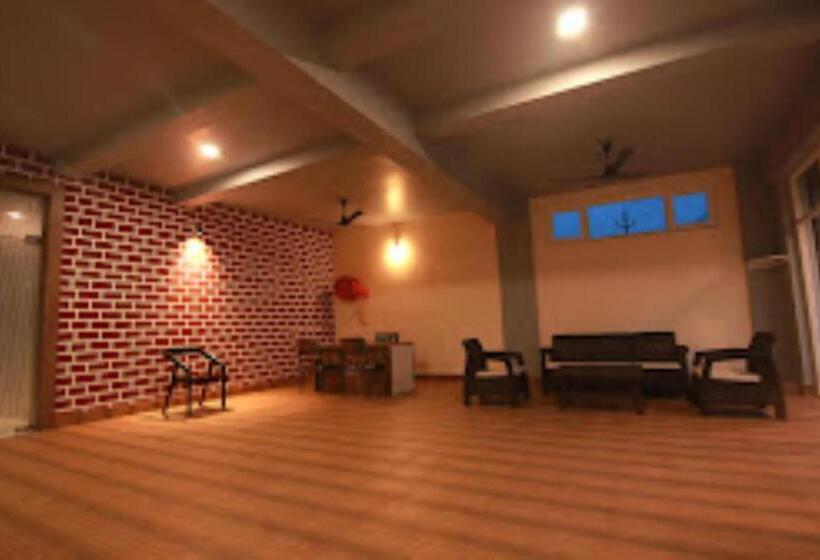 ホテル Apoorva Royale Salepali