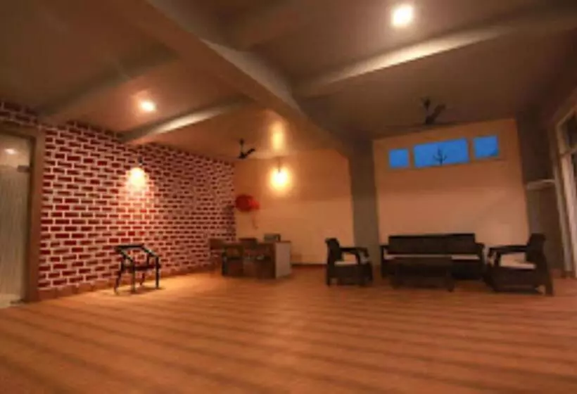 Hotelli Apoorva Royale Salepali