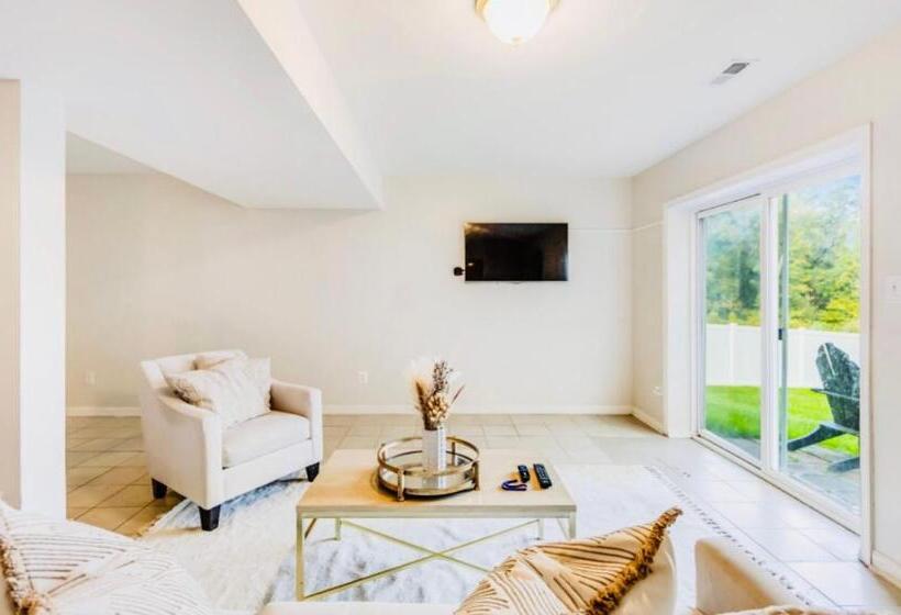 ペンション Charming Basement Hideaway