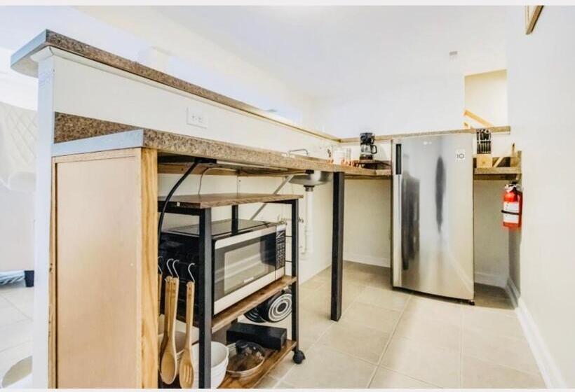 ペンション Charming Basement Hideaway