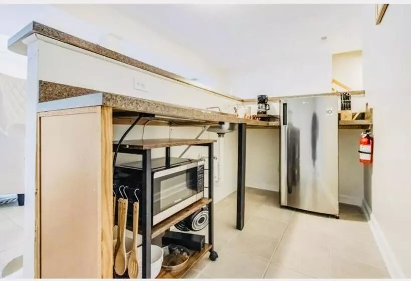 ペンション Charming Basement Hideaway